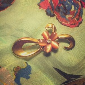 Golden flower brooch/pin